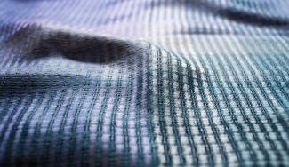 クラウドファンディングプロジェクト：ユネスコ「アジア手工芸品優等賞」受賞シルクストール（男女兼用）「メコンブルー」先行予約販売