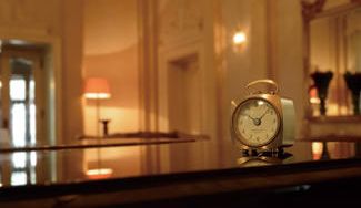 クラウドファンディングプロジェクト：創業110年の時計メーカーが製作した、ノスタルジックな置時計「グラブテーブルウオッチ」