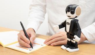 クラウドファンディングプロジェクト：「私の足あと」～「ロボホン」が、あなたの半生を一緒に振り返るパートナーに～