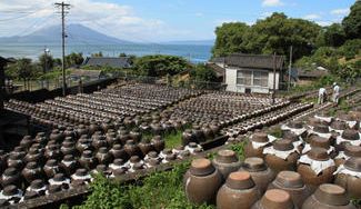 200年前から受け継いできた露天かめ壷仕込み希少な「10年熟成黒