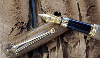 クラウドファンディングプロジェクト：二千年の時を超えて蘇る芳醇な香り。水中に眠っていた希少な神代楠でつくる万年筆。