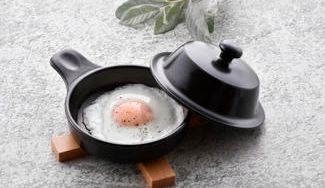 クラウドファンディングプロジェクト：楽して作る目玉焼き！波佐見焼「石丸陶芸」と雑誌「Begin」が本気で作った『レンジde目玉焼き』！