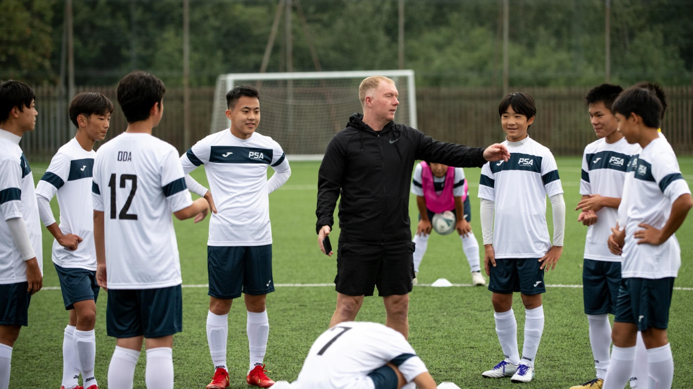 マンUレジェンドから直接指導を受け、イングランド強豪チームと対戦