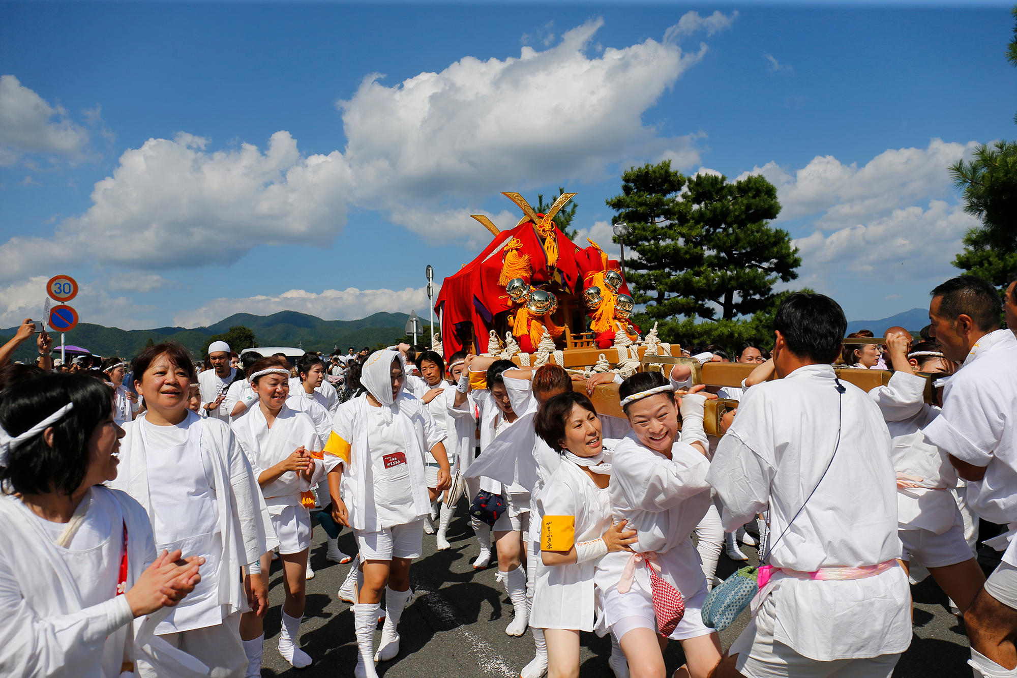 京都随一の女神輿 白木状態の神輿を完成させ、松尾大社の大切な祭りに