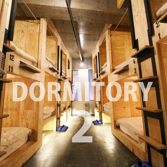 ドミトリー宿泊1泊券x2枚(通常価格より約20%OFF)+ロゴステッカーx2枚