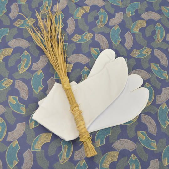 お礼状、特製しおり1枚、ポストカード5枚、手ぬぐい2種、北斎大画即書引札レプリカ、特別招待券1名