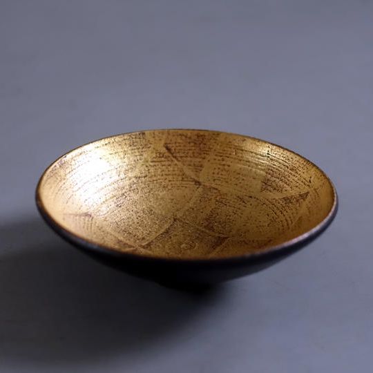 瀬戸焼 寺田鉄平 黒釉金彩盃、やきものワールド入場券1枚付き