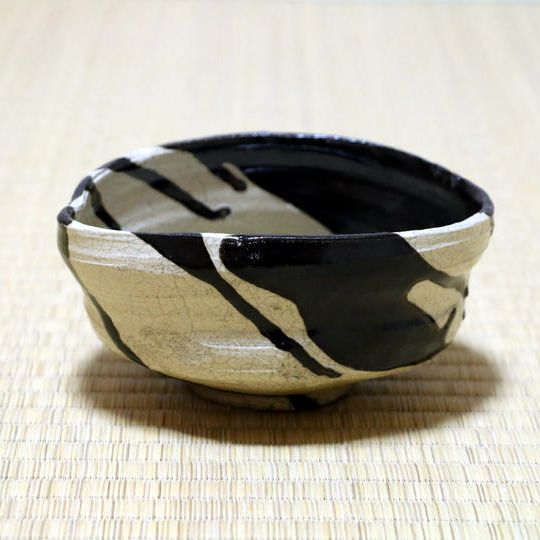 瀬戸焼 寺田鉄平 黒織部茶碗（7万円相当）、やきものワールド入場券5枚付き