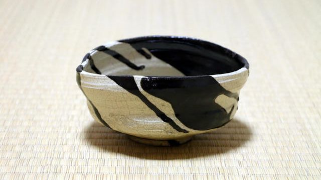 瀬戸焼 寺田鉄平 黒織部茶碗（7万円相当）、やきものワールド入場券5枚 