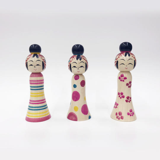 ポップでかわいいカラーが魅力。限定生産のかわいらしいこけし人形。