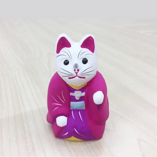 幸運と元気を招いてくれる、ピンクの羽織を着た招き猫。