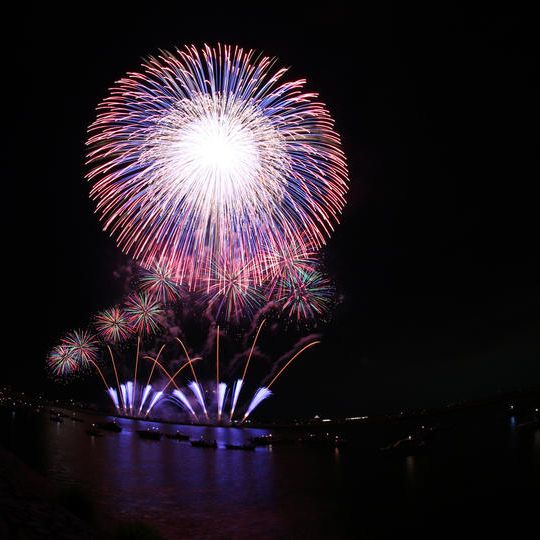 特別観覧場所招待券2枚（2人分）＋近隣駐車場券（1台分）