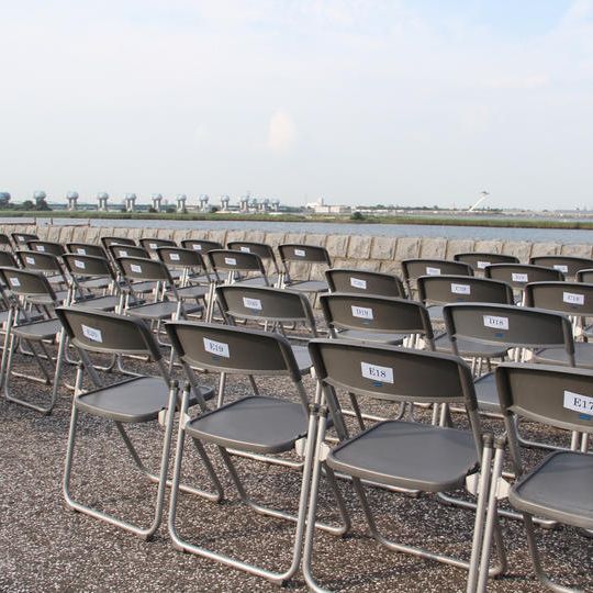 特別観覧河川敷イス席２枚（2人分）＋近隣駐車場券（１台分）