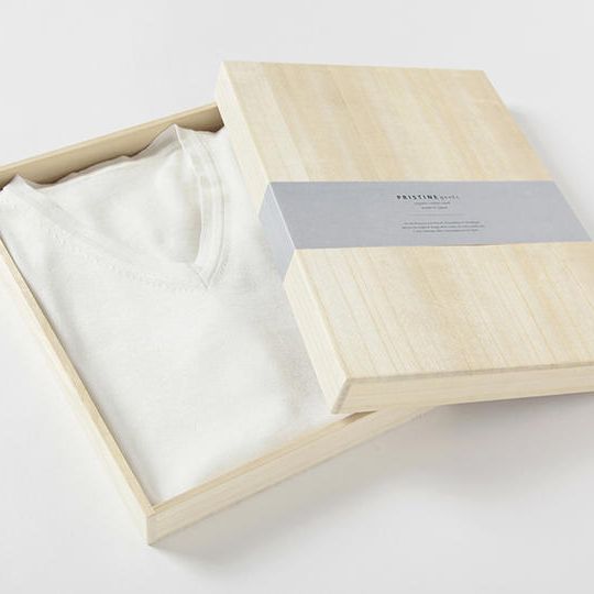 縫い目のない立体編み　薄手半袖Vネックシャツ