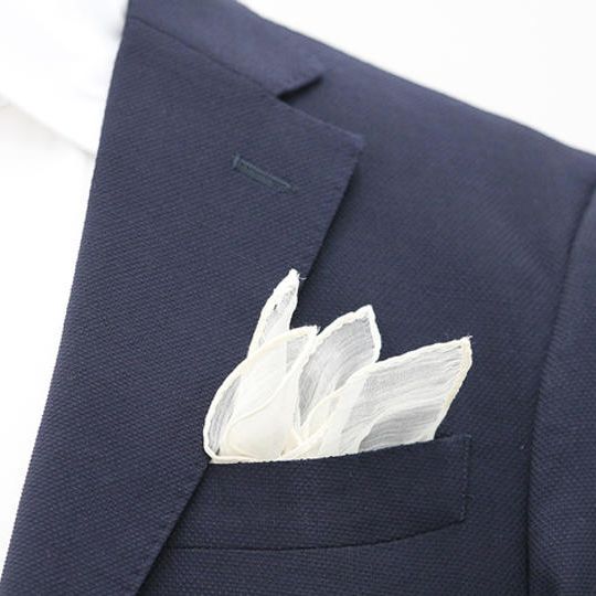 「300番手単糸」の、透けるふんわりチーフ（30枚限定）