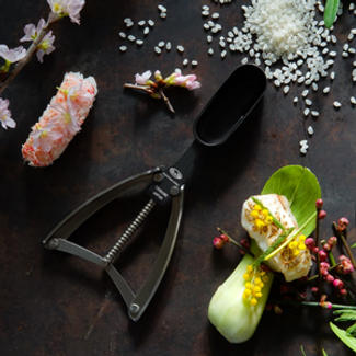 寿司職人の握りを再現するすしトング