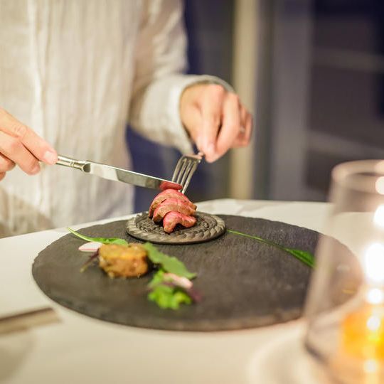 ペアディナー券(※ドリンクオールインクルーシブ)+オリジナルお酒4合瓶プレゼント※通常より約26%OFF