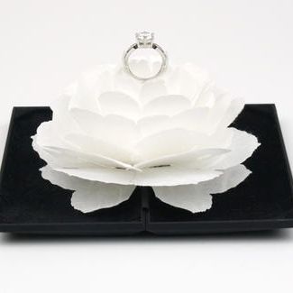 リングケース　樹脂ケース（黒）/白バラ（和紙） 