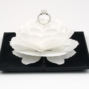 リングケース 樹脂ケース(黒)/白バラ(和紙)