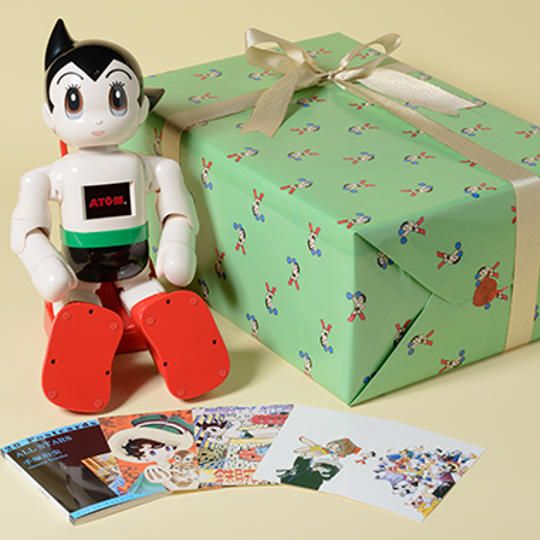 【プレゼントに】特製ラッピングで「おすわりATOM」、手塚キャラのポストカード付き
