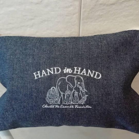 イラストレーターShogo Sekineさんデザイン・クリステル財団オリジナル「デニムフラットポーチ」