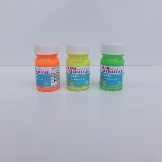 水性蓄光塗料：黄緑色／白色／黄色／オレンジ色／赤色（ピンク）／緑色のうち⇒20ｇ3本（選択自由）