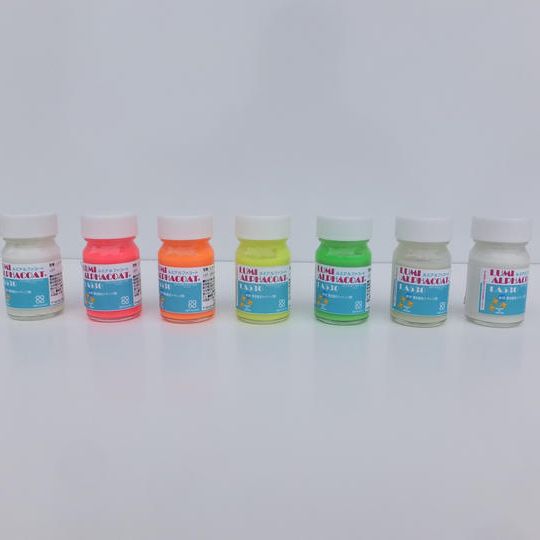 水性蓄光塗料：黄緑色／白色／黄色／オレンジ色／赤色（ピンク）／緑色のうち⇒20ｇ7本（選択自由）