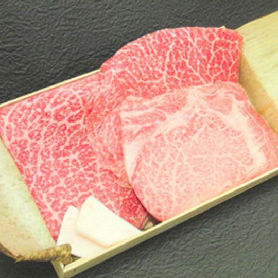 A5ランクの黒毛和牛すき焼き用、特上牛肉セット500g