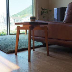 重厚な雰囲気のオークに華奢な脚の無垢材テーブル - (高級木材の端材を