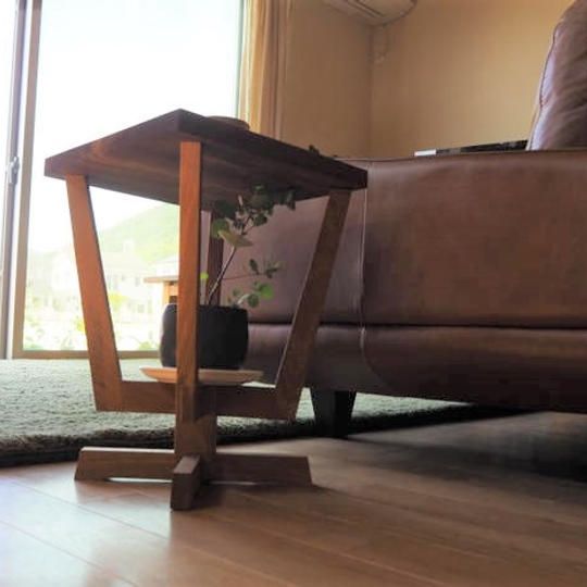 欧州の街灯のようなサイドテーブル