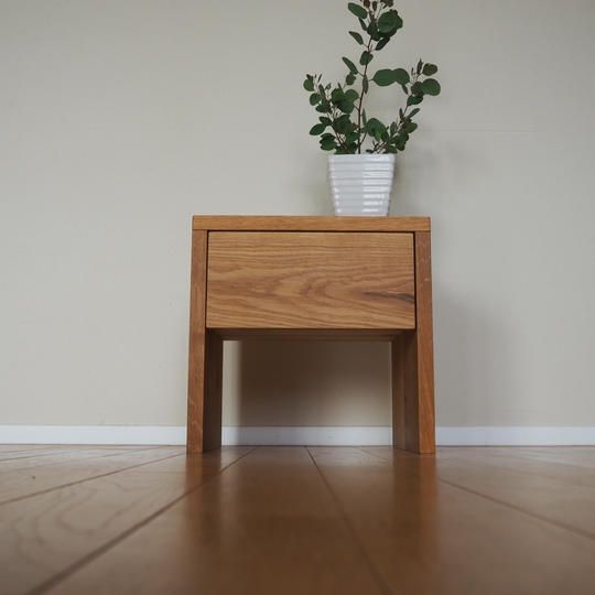 シンプルなデザインが美しいサイドテーブル