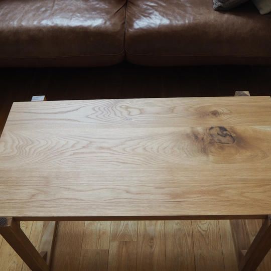 重厚な雰囲気のオークに華奢な脚の無垢材テーブル