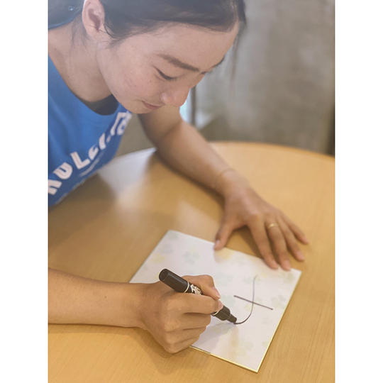 集合写真入り色紙に「選手全員が直筆サイン」