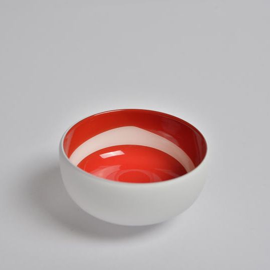 white and red 酒盃 白円柄 平形