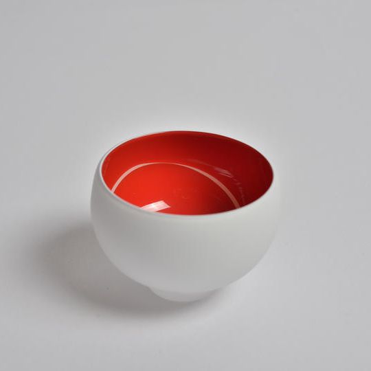 white and red 酒盃 白円柄 丸形