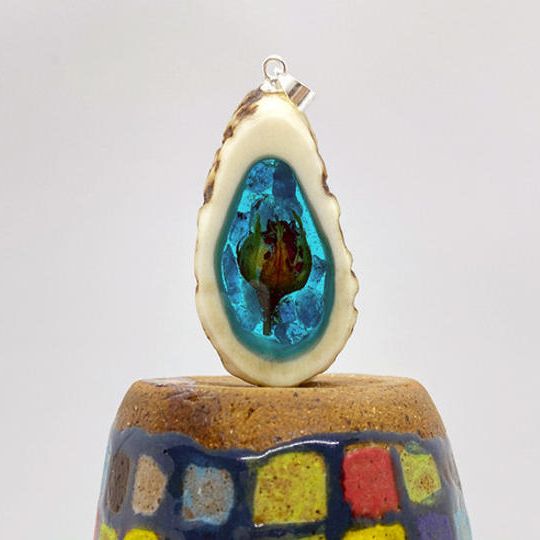 鹿の角のスーパームーン・ペンダント　希少石タンザナイトと赤バラ