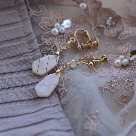 小さなガラスとアセテートの ピアス イヤリング - パールピンク -