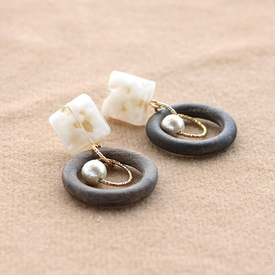 ウッドとアセテートのカジュアルピアス・イヤリング