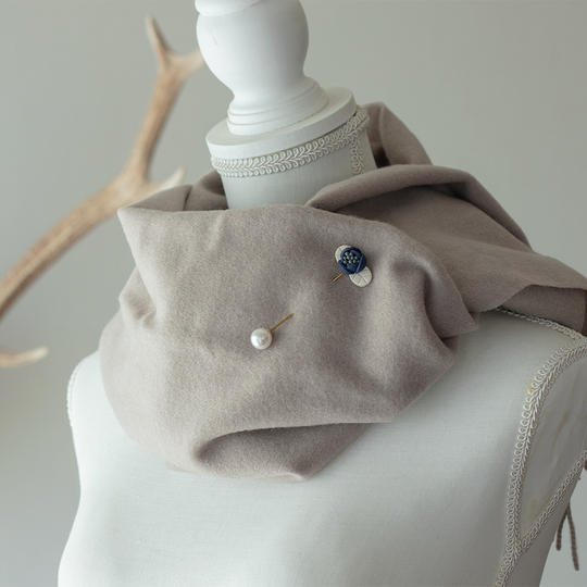 一輪の花のブローチ/ネイビー