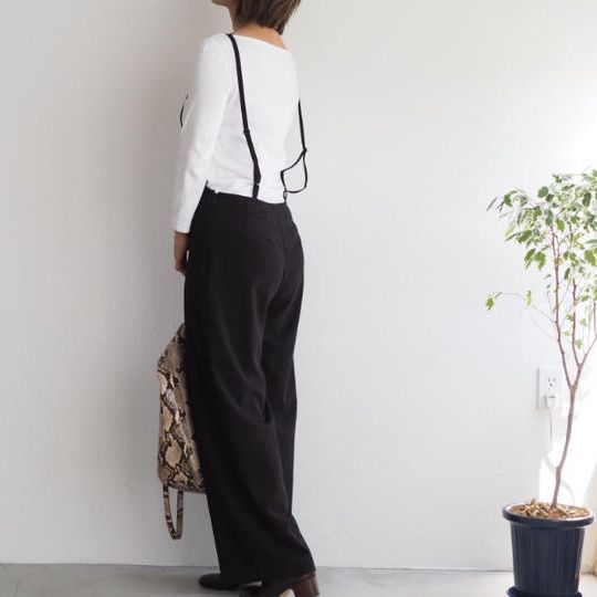 すっきり細ストラップのサロペットパンツ