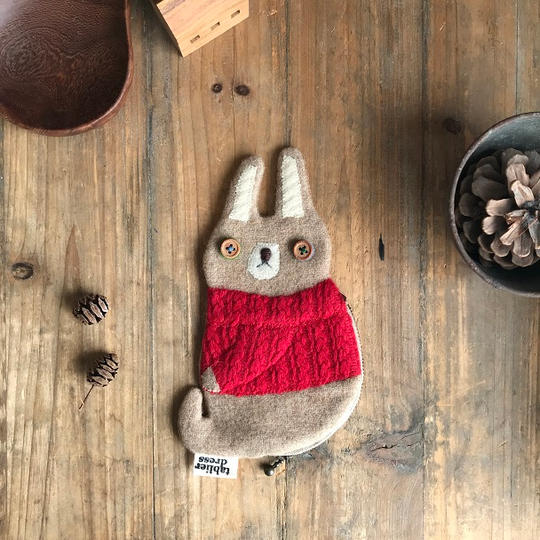 赤いセーターのウサギポーチ