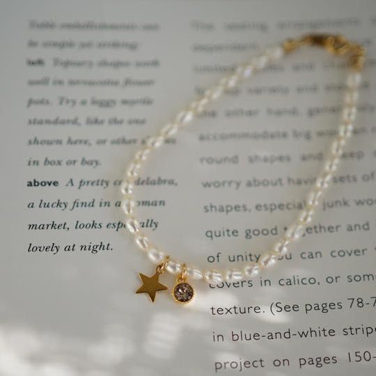 【限定作品追加！】一粒Swarovskiと星　淡水パールブレスレット(グレー)