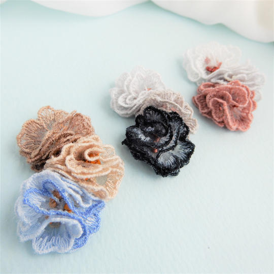 レースフラワーのイヤーカフ（片耳用）