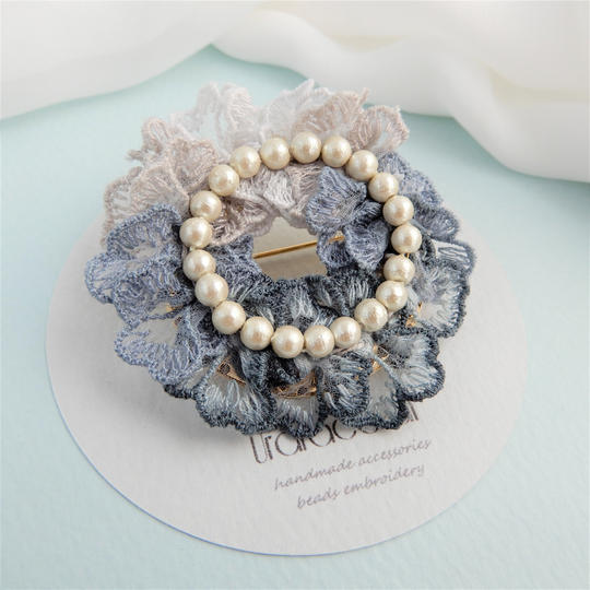 フラワーリースのブローチ