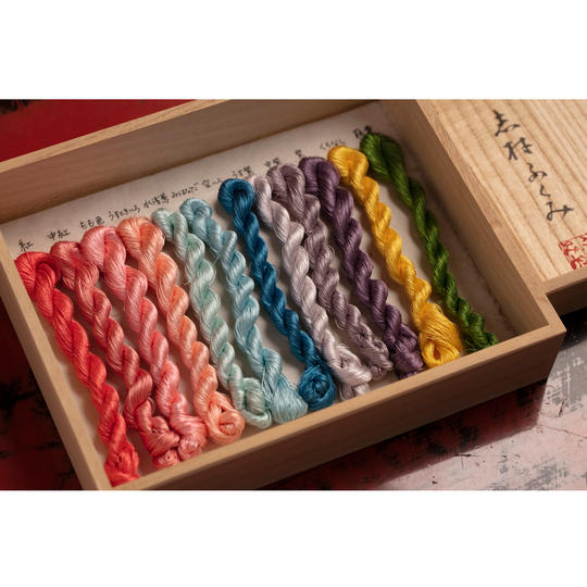 ㉕【草木染め絹糸】 色糸の小箱「夢の浮橋」（志村ふくみサイン、落款付き）	