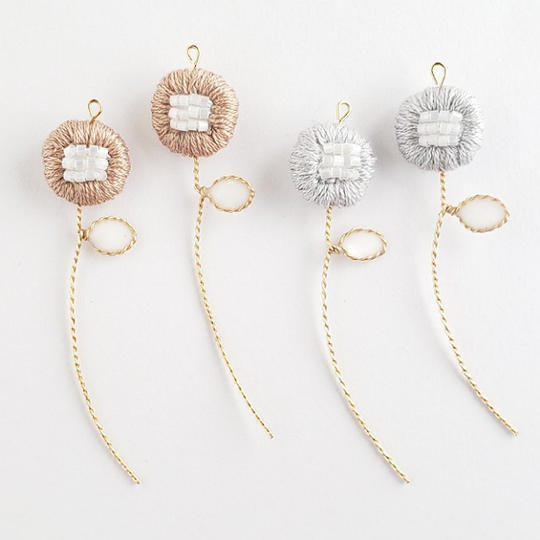 【ご好評により追加】②16色から選べる一つ葉お花ビーズと刺繍のイヤリング（ピアス）