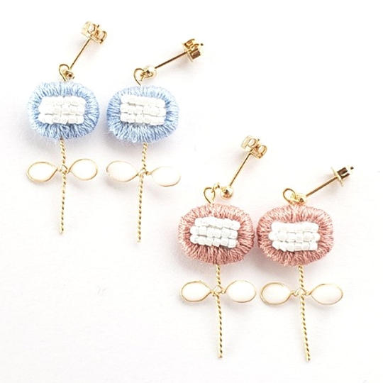 【ご好評につき追加】③16色から選べる二つ葉お花ビーズと刺繍のイヤリング（ピアス）