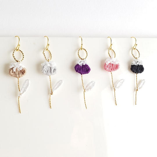 ⑥【Creema SPRINGS限定価格】小花のビーズと刺繍のイヤリング（ピアス）