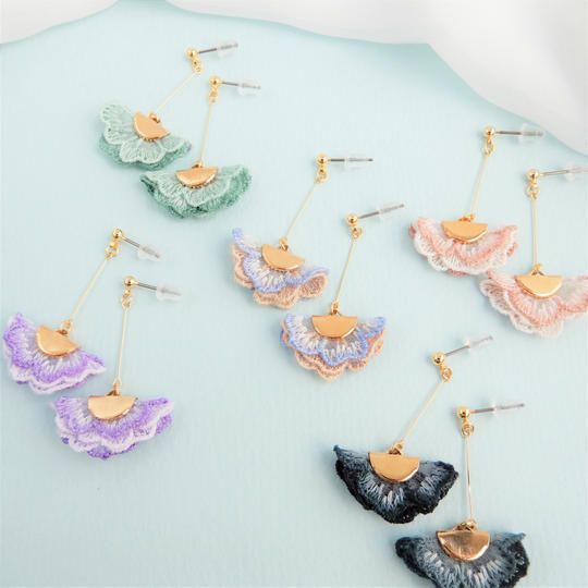 レースフラワーのスウィングピアス／イヤリング