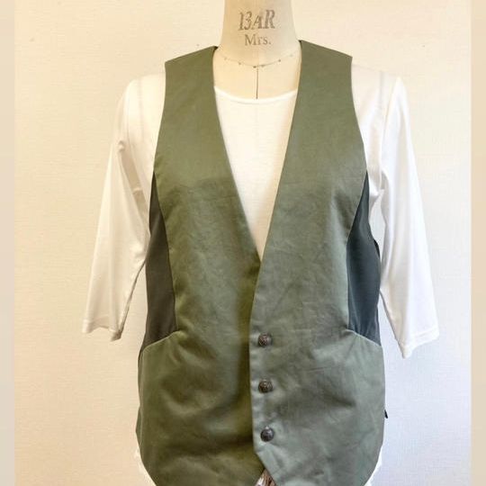 男女兼用❤️バイカラーV首ベスト カーキ　裏地付き（サイズフリー　メンズ M、レディースL ）